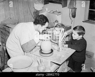 Londres a encore un potter. M. Ronald Czilinsky, l'un des derniers potiers professionnels du quartier de Londres, a travaillé dans une maison qu'il a construite pour lui-même et sa famille à Harrow Weald, Middlesex. M. Czilinsky, concepteur et potier, a fait ses propres fours, potiers et meubles de maison. Il a converti sa salle à manger en studio. Malgré la production de masse, M. Czilinsky affirme qu'il existe encore un marché limité pour la poterie à main, et il soutient qu'il a un style et une finition que d'autres méthodes ne peuvent pas donner. Il est d'avis que les hommes font de meilleurs potiers que les femmes. Pour Banque D'Images