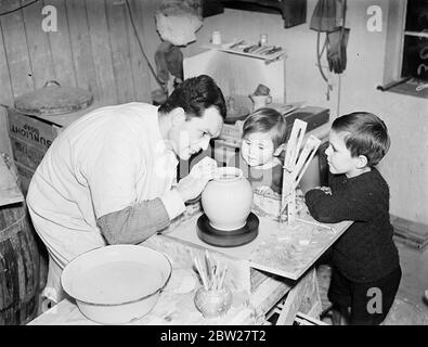 Londres a encore un potter. M. Ronald Czilinsky, l'un des derniers potiers professionnels du quartier de Londres, a travaillé dans une maison qu'il a construite pour lui-même et sa famille à Harrow Weald, Middlesex. M. Czilinsky, concepteur et potier, a fait ses propres fours, potiers et meubles de maison. Il a converti sa salle à manger en studio. Malgré la production de masse, M. Czilinsky affirme qu'il existe encore un marché limité pour la poterie à main, et il soutient qu'il a un style et une finition que d'autres méthodes ne peuvent pas donner. Il est d'avis que les hommes font de meilleurs potiers que les femmes. Pour Banque D'Images