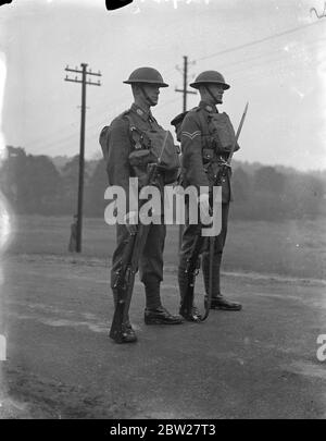 Le « Tommy » moderne a une charge plus légère à supporter !. Les derniers équipements et l'entraînement des détachements d'infanterie de l'armée britannique ont été démontrés par le 1er Batalion le South Staffordshire Regiment dans une série d'exercices au camp d'Aldershot, Hampshire. Des expositions de photos, ainsi que l'ancien et le nouvel équipement, montrant des baïonnettes plus courtes, de nouvelles pochettes de munitions et de bouteilles d'eau transportées dans la baie au lieu de pendre sur le côté. Ces changements ont été apportés pour alléger le fardeau des soldats. 21 janvier 1938 Banque D'Images