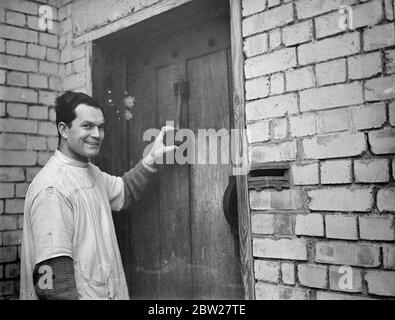 Londres a encore un potter. M. Ronald Czilinsky, l'un des derniers potiers professionnels du quartier de Londres, a travaillé dans une maison qu'il a construite pour lui-même et sa famille à Harrow Weald, Middlesex. M. Czilinsky, concepteur et potier, a fait ses propres fours, potiers et meubles de maison. Il a converti sa salle à manger en studio. Malgré la production de masse, M. Czilinsky affirme qu'il existe encore un marché limité pour la poterie à main, et il soutient qu'il a un style et une finition que d'autres méthodes ne peuvent pas donner. Il est d'avis que les hommes font de meilleurs potiers que les femmes. Pour Banque D'Images