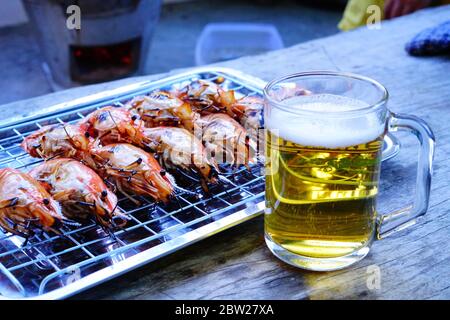 Crevettes grillées (crevettes géantes d'eau douce) au charbon de bois à la maison, lumière naturelle le soir. Bangkok, Thaïlande. Banque D'Images