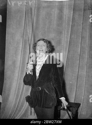 Première femme à jouer Hamlet depuis Bernhardt. Représentation à Londres. Pour la première fois depuis que Sarah Bernhardt a pris part à la fin du siècle dernier, une femme joue le rôle de Hamlet. Elle est Miss EAME Beringer, qui joue un rôle dans la production au Arts Theatre de Londres. Mlle Beringer est apparue dans de nombreuses pièces de Shakespeare et ses performances de Romeo ont été décrites par un critique comme le meilleur qu'il ait jamais vu. Photos, Mlle Esme Beringer. 22 janvier 1938 Banque D'Images