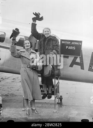 Les pilotes féminins partent par avion pour commencer le rallye de Monte Carlo. Mme Elsie Wisdom, pilote de course, et Mme A C Lace, ont quitté l'aérodrome de Croydon en route vers Stavanger en Norvège, d'où ils doivent commencer le rallye de Monte Carlo, la compétition internationale d'hiver automobile. Avec eux, Mlle Amy Johnson, pilote de l'air. Des séances photo, Mme Elsie Wisdom (à gauche) et Mme A C Lace avec mascottes noires de chat, attendent au revoir à leurs amis de Croydon. 14 janvier 1938 Banque D'Images