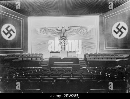 Là où Hitler fera un discours capital à Reichstag. L'Opéra de Berlin, prêt avec les swastikas nazis et l'aigle allemand, exposé en évidence, pour la réunion du Reichstag demain (dimanche) . Quand Hitler devrait faire une annonce du coup d'Etat autrichien. 19 février 1938 Banque D'Images