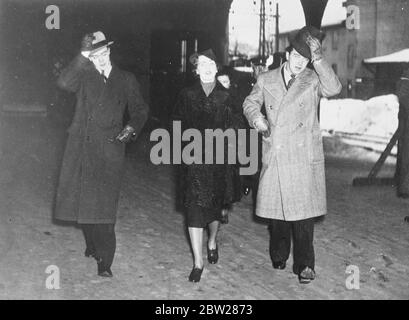 La princesse Ingrid, accueillie par ses frères, rend visite à son père à Stockholm. La princesse Ingrid, du Danemark, épouse du prince héritier Frederik, est arrivée à Stockholm pour rendre visite à son père, le prince héritier Gustaf Adolf, de Suède. Photoshes, Crown Princess Ingrid avec ses deux frères, qui l'ont accueillie à son arrivée à Stockholm. Le Prince Carl Johan est à gauche et le Prince Bertil à droite. 8 janvier 1938 Banque D'Images