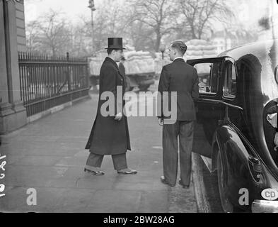 M van Zeeland va à Downing Street pour voir le Premier. M. Paul van Zeeland, ancien Premier ministre belge, a quitté l'ambassade de Belgique sur la place de Belgrade pour 10, Downing Street, pour avoir un dialogue avec M. Neville Chamberlain, Premier ministre. M van Zeeland , est venu à Londres dans le cadre de l'enquête sur le commerce mondial qu'il a menée à la demande de la Grande-Bretagne et de la France. Photoshows, M Paul van Zeeland, quittant l'ambassade belge à Belgrade Square pour 10 Downing Street. 7 janvier 1938 Banque D'Images