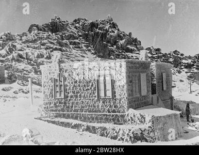 Observatoire américain sur le Mont de Moïse en Egypte. Situé sur le plus haut sommet d'Égypte, le Mont Sinaï, robuste et enneigé, qui s'élève à 11,000 pieds au-dessus des déserts arides de la péninsule du Sinaï, est l'Observatoire solaire de la Smithsonian institution of America. Ici, un personnel de scientifiques effectue leurs observations des cieux. Le mont Sinaï, qui est sur la péninsule de la tête de la mer Rouge, entre les Gulfs d'Akabah et de Suez, est connu aux Arabes comme 'Tebel Muse', Mont de Moïse. Expositions de photos, la maison des observateurs sur les pentes enneigées et accidentées du Mont Sinaï. Membre de Banque D'Images