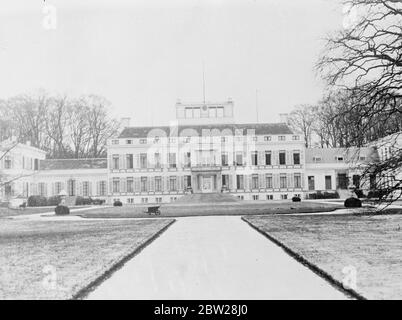 Où le bébé Royal de Hollande sera né. Soestdijk Palace, Hollande, où la princesse Juliana des pays-Bas, se prépare à la naissance de son premier bébé. Soestdijk était son cadeau de mariage du peuple hollandais, qui tous essaient maintenant que son bébé sera un garçon, et le premier héritier masculin de Hollande au trône pendant de nombreuses années. Le bébé est attendu vers le milieu de ce mois, janvier. On s'attend à ce que le prince Bernhard, récemment blessé dans une voiture qui a été écrasée, soit transféré de l'hôpital d'Amsterdam au palais. 4 janvier 1938 Banque D'Images