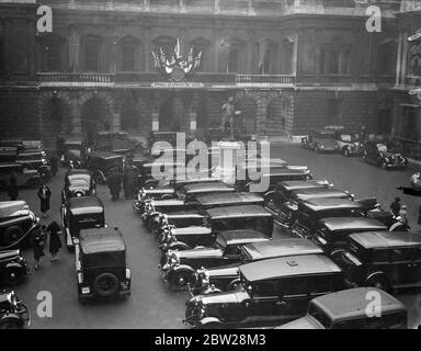 Vue privée sur l'exposition d'art européen du XVIIe siècle à Londres. La vue privée de l'art européen au XVIIe siècle a eu lieu à Burlington House, Piccadilly. L'exposition ouvre le lundi. Des spectacles photo, une vue générale des voitures garées dans la cour de Burlington House comme leurs propriétaires, ont assisté à la vue privée. 1er janvier 1938 Banque D'Images