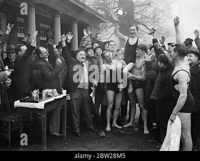 22 concourtez dans la course de natation annuelle du jour de Noël à Serpentine. Par temps brumeux, 22, les nageurs, la plus grande entrée depuis de nombreuses années, ont participé à la course annuelle de la coupe Peter Pan dans le Serpentine, Hyde Park, Londres, le matin de Noël. M. Edward Jones a gagné la course. Salons photo, concurrents, président du gagnant, M. Edward Jones, de la Serpentine. 25 décembre 1937 Banque D'Images