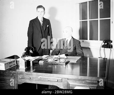 Personnel de la nouvelle ambassade américaine « Skyscraper » à Londres. Dans l'une des plus belles places de Londres, non loin de Buckingham Palace, un bâtiment moderne a remplacé un bloc de maisons anciennes et est la nouvelle demeure de l'ambassade des États-Unis. Dans le bâtiment de sept étages 'Skyscraper' de Grosvenor Square, l'ambassade, le consulat et les bureaux des militaires, navales, commerciaux et agricoles sont regroupés au lieu d'être répartis dans Londres comme auparavant. Les goulottes de lettre dans les murs de toutes les chambres sont utilisées pour transporter sans délai les mâles à l'agence de répartition. La salle des ambassadeurs est f Banque D'Images