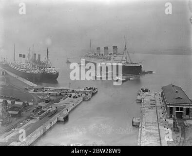 « RMS Queen Mary » entre dans un quai sec pour révision. Nouvelle tentative de record de l'Atlantique?. Après avoir terminé ses deux années de succès, le service, le paquebot géant "Queen Mary" quand dans le King George V , banc de notation à Southampton pour sa révision annuelle. Elle sera déposée jusqu'au 2 février et on s'attend à ce qu'une nouvelle tentative soit faite sur la bande bleue de l'Atlantique. Expositions de photos, la « Reine Mary » entrant dans le quai sec du roi George V à Southampton pour révision. 29 décembre 1937 Banque D'Images