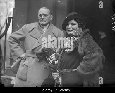 Des aviateurs et des ex-députés épouses son secrétaire à Londres. M. Noel Pembleton Billing, ancien député et aviateur de guerre, a été marié à sa secrétaire, Mme Veronica Owen Jones, au bureau de Chelsea, à Londres. M. Pemberton Billing a 57 ans, dont 34 ans. Elle a été son secrétaire pendant 13 ans. Des spectacles de photos, la mariée et le marié quittant Chelsea bureau de registre, après le mariage. 8 décembre 1937 Banque D'Images