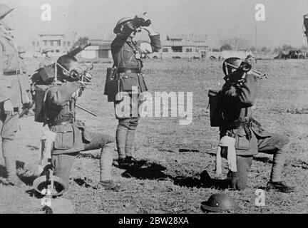 Les Chinois se préparent à une attaque japonaise sur Nanking. Le gouvernement a déménagé. Ces photos, qui viennent d'être reçues à Londres, montrent comment les troupes chinoises, équipées de certains des équipements de guerre les plus modernes, se préparent à défendre leur capitale Nanking contre la première attaque des Japonais qui s'en sont pris à Shanghai. Les Japonais ont déjà pris Soochow, sur la route de Nanking, et le Gouvernement chinois a enlevé 1000 milles plus loin à l'intérieur des terres. Pour prendre la capitale, les troupes japonaises devront traverser la « ligne Hindenburg » de la Chine. Spectacles photo, soldats chinois, usi Banque D'Images