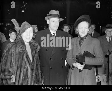 Ely Culbertson arrive à Londres alors que sa femme cherche à divorcer de Reno. M. Ely Culbertson, le joueur américain de pont, est arrivé à la gare de Paddington sur le train de bateau "Queen Mary'pour passer Noël en Angleterre. Sa femme est sur le chemin de Reno pour obtenir un divorce de lui après 14 ans de vie mariée. "J'espère qu'après le divorce, nous resterons des partenaires de pont", a déclaré M. Culbertson. "Je l'aime encore, je ne me marierai plus jamais". Expositions de photos, M. Ely Culbertson avec Mme Charles Butterworth (à gauche) et Lady Jersey (à droite) à l'arrivée à Paddington. Lady Jersey était officiellement Virginia Cherrill, le film actres Banque D'Images