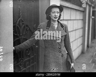 L'actrice du film va à la cour pour l'ouverture de son action de libelle. Mlle Miki Hood, actrice de cinéma, dont le portrait est bien connu dans les publicités, est allée devant les tribunaux pour l'ouverture de l'action dans laquelle elle réclame des dommages pour diffamation présumée et violation du droit d'auteur d'une photographie hollywoodienne d'elle-même. Les défendeurs sont WH Smith et son, Ltd, qui refusent les allégations. L'action est en instance devant le juge en chef Lord et devant un jury spécial de la division de la magistrature du roi. Sir Patrick Hastings, KC, a été informé de Mlle Hood, et Sir Stafford Cripps KC, des défendeurs. Spectacle de photos Banque D'Images