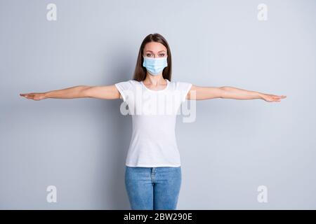 Photo de femme sérieuse garder la distance sociale éviter de peur des personnes de contact lever les bras les deux côtés vide espace stand deux mètres bloc mouvement usure Banque D'Images