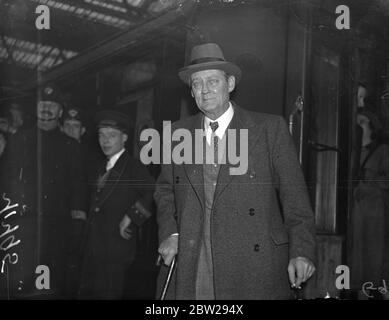 Lionel Barrymore, quitte Londres pour la maison. Lionel Barrymore, l'acteur américain, et membre de la célèbre famille théâtrale, a quitté la gare de Waterloo sur le train de bateau 'Queen Mary' pour rentrer chez lui. 8 décembre 1937 Banque D'Images