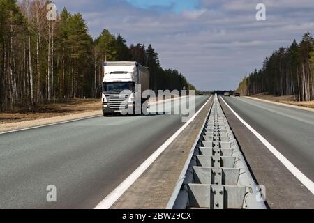 Le camion roule sur l'autoroute à mari El Banque D'Images