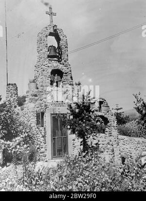 L'italien construit l'église à sa propre maison. Pour une religion de famille. Suivant sa propre religion personnelle basée sur sa « compréhension et son rêve », Gabriel Pizzuti, un résident italien en Amérique, a construit sa propre chapelle à côté de sa maison à St Paul, Minnesota. Dans sa jeunesse en Italie Pizzuti a étudié pour le sacerdoce catholique romain, mais a quitté l'église et est allé en Amérique. Spectacles photo, la chapelle Saint Gabriel, construite par Gabriel Pizzuti. Banque D'Images