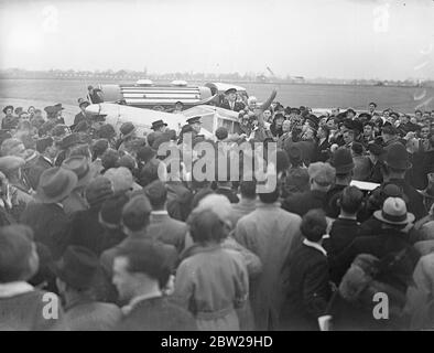 Jean Batten fait 14 1/2 heures de route pour l'Australie et l'Angleterre. Après avoir lutté contre l'épuisement et les galettes sur son dernier tour éprouvant, Jean Batten, la jeune fille aérienne néo-zélandaise, a été accueillie par des foules enthousiastes lorsqu'elle a atterri à Croydon après avoir battu le record de Jim Broadbent de l'Australie en Angleterre de 14 1/2 heures. Elle avait atterri à Lympne, effectuant son premier vol solo en cinq jours et 18 heures, et est arrivée à Croydon. Spectacles photo, Jean Batten dans le cockpit d'un avion à Croydon, avec un bouquet. 24 octobre 1937 Banque D'Images