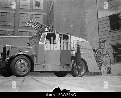 Le premier moteur d'incendie à double usage fermé de la Brigade des pompiers de Londres. Le premier appareil de lutte contre les incendies à double usage fermé vient d'être mis en service au quartier général de la brigade des pompiers de Londres, sur le remblai Albert. Sur cet appareil, un espace couvert est prévu pour un équipage de cinq personnes et tous les futurs appareils à double usage seront équipés de corps fermés. Le nouvel appareil transporte une évacuation en acier de 50 pieds, la première évacuation en acier de la brigade des pompiers de Londres. Le conducteur peut rapidement libérer l'échappement de l'intérieur. En plus de l'évasion, il y a une Stansa Banque D'Images