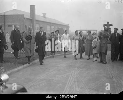 Duc de Kent, visite le domaine commercial de Treforest pendant la visite du sud du pays de Galles. En voiture depuis le château de St Fagan, où il est resté avec Lord Plymouth, le duc de Kent, a déclaré au Treforest Trading Estate le deuxième jour de sa visite de deux jours dans le sud du pays de Galles. Le domaine, qui est à 3 milles de Pontypridd, a été établi comme un moyen d'attirer de nouvelles industries au sud du pays de Galles. La société est financée par le gouvernement. Des spectacles photo, le duc de Kent, passant par une foule de filles ouvriers comme il a dit au Treforest Trading Estate. 20 octobre 1937 Banque D'Images