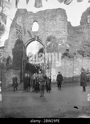 King reçoit des cotisations féodales lors de la visite du Duché de Cornwall. Dans le château historique de Launceston , le roi a reçu les cotisations traditionnelles, une coutume des temps médiévaux quand il a fait sa première tournée depuis son Ascension du duché de Cornouailles dans le pays occidental. Des spectacles de photos, le roi en procession lorsqu'il est passé reçoit les cotisations féodales au château de Launceston. 1er décembre 1937 Banque D'Images