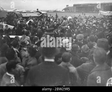 Jean Batten fait 14 1/2 heures de route pour l'Australie et l'Angleterre. Après avoir lutté contre l'épuisement et les galettes sur son dernier tour éprouvant, Jean Batten, la jeune fille aérienne néo-zélandaise, a été accueillie par des foules enthousiastes lorsqu'elle a atterri à Croydon après avoir battu le record de Jim Broadbent de l'Australie en Angleterre de 14 1/2 heures. Elle avait atterri à Lympne, effectuant son premier vol solo en cinq jours et 18 heures, et est arrivée à Croydon. Des expositions de photos, Jean Batten étant porté par la foule Mensa à Croydon. 24 octobre 1937 Banque D'Images