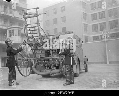 Le premier moteur d'incendie à double usage fermé de la Brigade des pompiers de Londres. Le premier appareil de lutte contre les incendies à double usage fermé vient d'être mis en service au quartier général de la brigade des pompiers de Londres, sur le remblai Albert. Sur cet appareil, un espace couvert est prévu pour un équipage de cinq personnes et tous les futurs appareils à double usage seront équipés de corps fermés. Le nouvel appareil transporte une évacuation en acier de 50 pieds, la première évacuation en acier de la brigade des pompiers de Londres. Le conducteur peut rapidement libérer l'échappement de l'intérieur. En plus de l'évasion, il y a une Stansa Banque D'Images