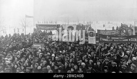 90,000,000 citoyens soviétiques vont au scrutin lors des premières élections parlementaires. Plus de 90,000,000 électeurs se sont rendus aux urnes dans la vaste région de l'Union soviétique lors des premières élections parlementaires soviétiques. Moscou et d'autres villes, célébrant l'élection avec de la musique, du chant et des drapeaux. Photos, une photo reçue à Londres d'une manifestation électorale organisée par les électeurs des sections 15e et 16e élections du district de Staline à Moscou, pour laquelle Staline était lui-même le candidat. Les portraits de Staline sont tenus en douceur par la foule. 13 novembre 1937 Banque D'Images