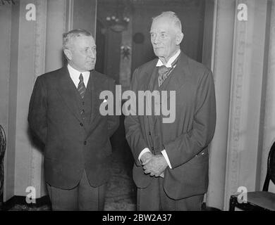 Le nouveau consul général des États-Unis est accueilli à Londres. M. Douglas Jenkins, le nouveau consul général des États-Unis, a été accueilli à Londres lors d'un déjeuner offert en son honneur à l'hôtel Victoria. Lord Desborough, a assisté au déjeuner. M. Jenkins a eu de l'expérience dans de nombreux pays, travaillant comme consul à St Pierre, Gotenberg, Riga, Harbin, Canton, Shanghai et Berlin. Photos, M. Douglas Jenkins (à gauche) discutant avec Lord Desborough, au déjeuner. 24 novembre 1937 Banque D'Images