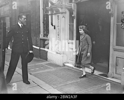 La princesse Elizabeth a une leçon de natation au Bath Club. La princesse Elizabeth, qui apprend à nager au club de Bath, Dover Street, s'est rendue au club pour une autre leçon. Photos, princesse Elizabeth, quittant le club de Bath, après sa leçon de natation. 3 novembre 1937 Banque D'Images