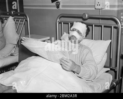 Mère, père et fils à l'hôpital après l'incendie de la maison de Londres, pour blessés. M. Arthur Davies, 41 ans, sa femme, Winifred Davies, 40 ans environ, a été parmi quatre personnes blessées dans un incendie qui a éclaté à la maison de New Church Road, Camberwell, et qui sont maintenant à l'hôpital St Giles, Camberwell. Ivor Davies, leur fils de 11 ans, et Arthur George Bird, âgé d'environ 32 ans, un locataire, ont également été blessés. M. et Mme Davies , autre fils, John Davies, âgé de 15 ans, ont donné l'alarme et ont échappé à la blessure. Des spectacles de photos, M. Arthur Davies, lisant sur l'incendie alors qu'il se trouvait à l'hôpital St Giles. Il souffre de brûlures. 30 D Banque D'Images