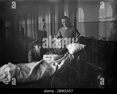 Lance Cpl, héros de la bataille de la frontière du Nord-Ouest, entre à l'hôpital en Angleterre. Décoré pour galétrir pendant la campagne sur la frontière du Nord-Ouest contre le Fakir de l'IPI, le Cpl lance Peter Anderson, M de 2 Battlelion l'Argyll et le Sutherland Highlander est maintenant dans le Royal Victoria Hospital, Netley, Hampshire, Il y a été emmené immédiatement à son arrivée à Southampton à bord du navire de croisière « Lancashire ». Le caporal Anderson a été tiré à pied alors qu'il était en action avec son batalion. Bien que dans la grande douleur. Il a continué à contrôler sa section en étant couché sur le terrain, et l'action, jusqu'à présent Banque D'Images