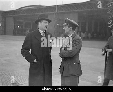 Anthony Eden, revient de la conférence de Bruxelles. M. Anthony Eden, ministre britannique des Affaires étrangères, a revolé en avion de la RAF pour l'aérodrome d'Hendon depuis Bruxelles, où il a représenté la Grande-Bretagne à la Conférence de puissance de neuf sur la Chine. M. Eden a laissé entendre à la Conférence que la Grande-Bretagne coopérerait avec l'Amérique pour trouver une solution pacifique à la guerre. Des séances photo, M. Anthony Eden, discutant avec le chef de l'escadron Goode à son arrivée à Hendon. 5 novembre 1937 Banque D'Images