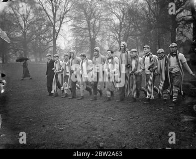 Les Collegers et les Opidiens jouent à un jeu de guerre traditionnel à Eton le jour de la St Andrew. Le jeu de mur annuel entre Collegers et Opidans a été joué le jour de St Andrews à Eton College. C'était la 97e de la série, les Opidiens ayant 32 victoires au crédit et les collégiens 30, alors que 34 jeux ont été tirés. Des spectacles photo, une des équipes qui s'en est sortie. 30 novembre 1937 Banque D'Images