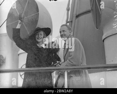 Anne Booth et Otto Kruger sont arrivés en Angleterre. Mlle Anne Booth, l'actrice hollywoodienne, et Otto Kruger, l'acteur, sont arrivés à Southampton sur le paquebot 'Aquitania' d'Amérique. Expositions de photos, Anne Booth, portant un chapeau élégant à large bord, et Otto Kruger à l'arrivée à Southampton. 2 novembre 1937 Banque D'Images