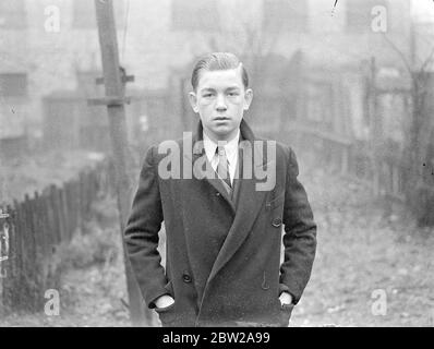 Garçon de 15 donne l'alarme à la maison de Londres incendie quatre blessés. John Davies, âgé de 15 ans, a donné l'alarme lorsque l'incendie a éclaté dans une maison de New Church Road, Camberwell. Son père, Arthur Davies, âgé de 41 ans, sa mère, Winifred Davis, âgée d'environ 40 ans, son frère de 11 ans, Ivor Davies, et Arthur George Bird, un locataire, ont été blessés et à l'hôpital St Giles, à Camberwell. John Davies dit qu'il a été réveillé par des crépitements et quand il a ouvert sa porte de chambre. La chaleur était fantastique et des nuages de fumée s'étaient mis à monter dans l'escalier. Il a réussi à s'échapper sans se blesser. 30 décembre 1937 Banque D'Images