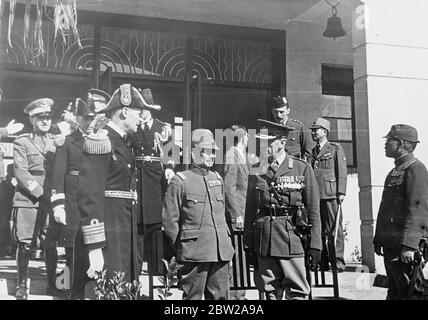 Les commandants britanniques avec le commandant en chef japonais, près de Shanghai. ADML Sir Charles Little, commandant en chef de la flotte britannique en Chine (à gauche), et le général de Brig Telfer Smallett (à droite), commandant en chef des troupes britanniques à Shanghai, avec le général Matsui, commandant en chef des forces japonaises, à Kiangwan, près de Shanghai. Il faut rappeler que la question qui a été posée récemment au Parlement est d'éliminer les officiers britanniques qui ont félicité le général Matsui pour son succès militaire. 1er décembre 1937 Banque D'Images