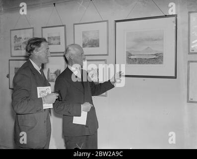 A P Herbert, ouvre l'exposition d'art et d'artisanat de l'APL. M. A P Herbert, député, l'humoriste, qui est une autorité reconnue sur la Tamise, ouvre l'exposition annuelle des arts et de l'artisanat de l'Administration du port de Londres à Trinity Squire. Plus de 400 expositions par des membres du personnel sont en spectacle. Expositions de photos, Lord Ritchie (à droite), président du P L A montrant une de ses photos à M. A P Herbert. Lord Ritchie est un artiste dans son temps libre, et expose plusieurs aquarelles. 24 novembre 1937 Banque D'Images