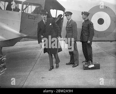 Anthony Eden, revient de la conférence de Bruxelles. M. Anthony Eden, ministre britannique des Affaires étrangères, a revolé en avion de la RAF pour l'aérodrome d'Hendon depuis Bruxelles, où il a représenté la Grande-Bretagne à la Conférence de puissance de neuf sur la Chine. M. Eden a laissé entendre à la Conférence que la Grande-Bretagne coopérerait avec l'Amérique pour trouver une solution pacifique à la guerre. Photos, M. Anthony Eden, quittant l'avion à Hendon. 5 novembre 1937 Banque D'Images