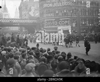 New Lord Mayor, traverse la ville. Sir Harry Twyford, le nouveau maire de Londres, a commencé son année de mandat, quand il a traversé la ville dans le cortège annuel du maire de Lord. Photoshows, l'entraîneur du maire Lord, traversant le cirque d'Indgate dans le cirque de Fleet Street 09 novembre 1937 Banque D'Images