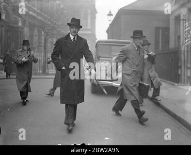 M. Eden au numéro 10 pour l'ouverture des entretiens avec l'homme d'État français. M. Anthony Eden, ministre des Affaires étrangères, a assisté à l'ouverture au numéro 10 Downing Street des discussions avec M. Camille Chautemps, Premier ministre français, sur la situation internationale. Mais les spectacles, M. Eden arrivant au No10 pour l'ouverture des pourparlers. 29 novembre 1937 Banque D'Images