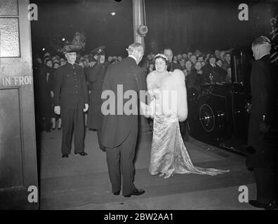 Queen participe à une représentation caritative au Old Vic. La Reine a assisté à une représentation spéciale de 'Macbeth'at the Old Vic, sur le chemin Waterloo, en aide au Fonds du centenaire de l'hôpital Kings College. Elle s'intéresse tout particulièrement à la tragédie shakespearienne, dont la scène se déroule à Glamis, sa maison ancestrale. Des expositions de photos, la Reine étant reçue par Lord Lytton quand elle est arrivée au Vieux Vic. 29 novembre 1937 Banque D'Images