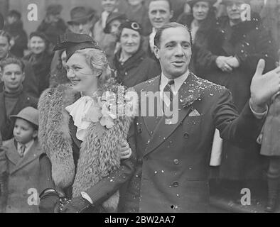 La princesse Baba et le lutteur se sont mariés à Londres. Mlle Valérie brooke (princesse Baba), fille de la Rajah Blanche et de Ranee de Sarawak, a été mariée à Bob Gregory, lutteur de 25 ans au bureau de registre de Marylebone, à londres. Le mariage a eu lieu après plusieurs tentatives infructueuses précédentes et malgré les rumeurs que le romantisme a été rompu. Les parents de la mariée sont signalés comme étant opposés au mariage. Expositions de photos, la mariée et le marié quittant le bureau de caisse après le mariage. 22 novembre 1937 Banque D'Images