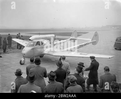 Le tricycle américain à deux places, dit être l'avion le plus sûr au monde, comme arrivé à l'aérodrome de Croydon. Les pilotes de Royal Dutch Airlines s'y pratiquent parce que les nouveaux avions de ligne Douglas 30 places. Ils utiliseront aura 'tricycle'année d'atterrissage. Le Styman Hammond 'y' est le deux places. Il peut être retiré sans toucher les commandes et débarqué sans risque d'inclinaison du nez. Expositions de photos, le tricycle volant de deux places inspecté à Croydon. 10 novembre 1937 Banque D'Images