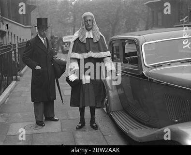 Le juge du Banc des nouveaux rois a prêté serment à la Chambre des Lords. M. Frederik James Tucker, KC, 49 ans, qui, en 1935, a défendu Arthur Charles Mortimer, le « homme aux yeux criants », s'est rendu à la Chambre des Lords pour y prêter serment après sa nomination comme juge du Banc du Roi. M. Tucker, qui a été nommé au poste vacant à la suite du décès de M. le juge Swift, est aujourd'hui le plus jeune juge d'Angleterre. L'assermentation a eu lieu avant l'ouverture du Parlement par l'État. Photos, M. FJ Tucker, le nouveau juge du Banc des rois, quittant sa maison à Tite Street, Chelsea, pour que la maison des seigneurs soit assermentée. 26 octobre 1937 Banque D'Images