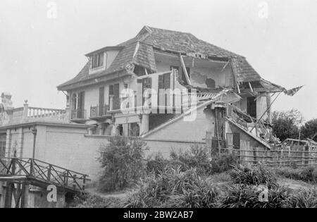 Même les bombes japonaises ne pouvaient pas abaisser le syndicat Jack. Le syndicat Jack continue de voler de cette maison gravement battue d'un résident britannique à Rubicon Road, Shanghai, RAID aérien ultra-japonais. Les bombes avaient fait sauter une grande partie de la maison en ruines, mais le drapeau a refusé de descendre, cependant, est attaché à la partie la plus gravement endommagée du bâtiment. 1er novembre 1937 Banque D'Images