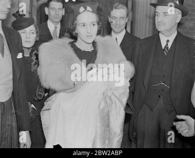 Fils de Lady Pamela Berry baptisé dans la chapelle de Grey's Inn. Le fils de quatre mois de M. Michael et de Lady Pamela Berry a été baptisé dans la chapelle Gray's Inn, une autorisation spéciale ayant été accordée par les Benchers pour le baptême à y avoir lieu. Le bébé a reçu les noms Adrian Michael. Spectacles de photos, Lady Pamela Berry avec le bébé après le baptême. 19 octobre 1937 Banque D'Images